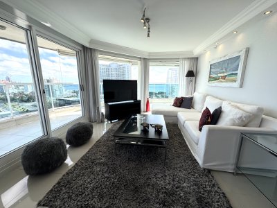 Apartamento en venta de 3 dormitorios mas dependencia de servicio con vista al mar playa mansa