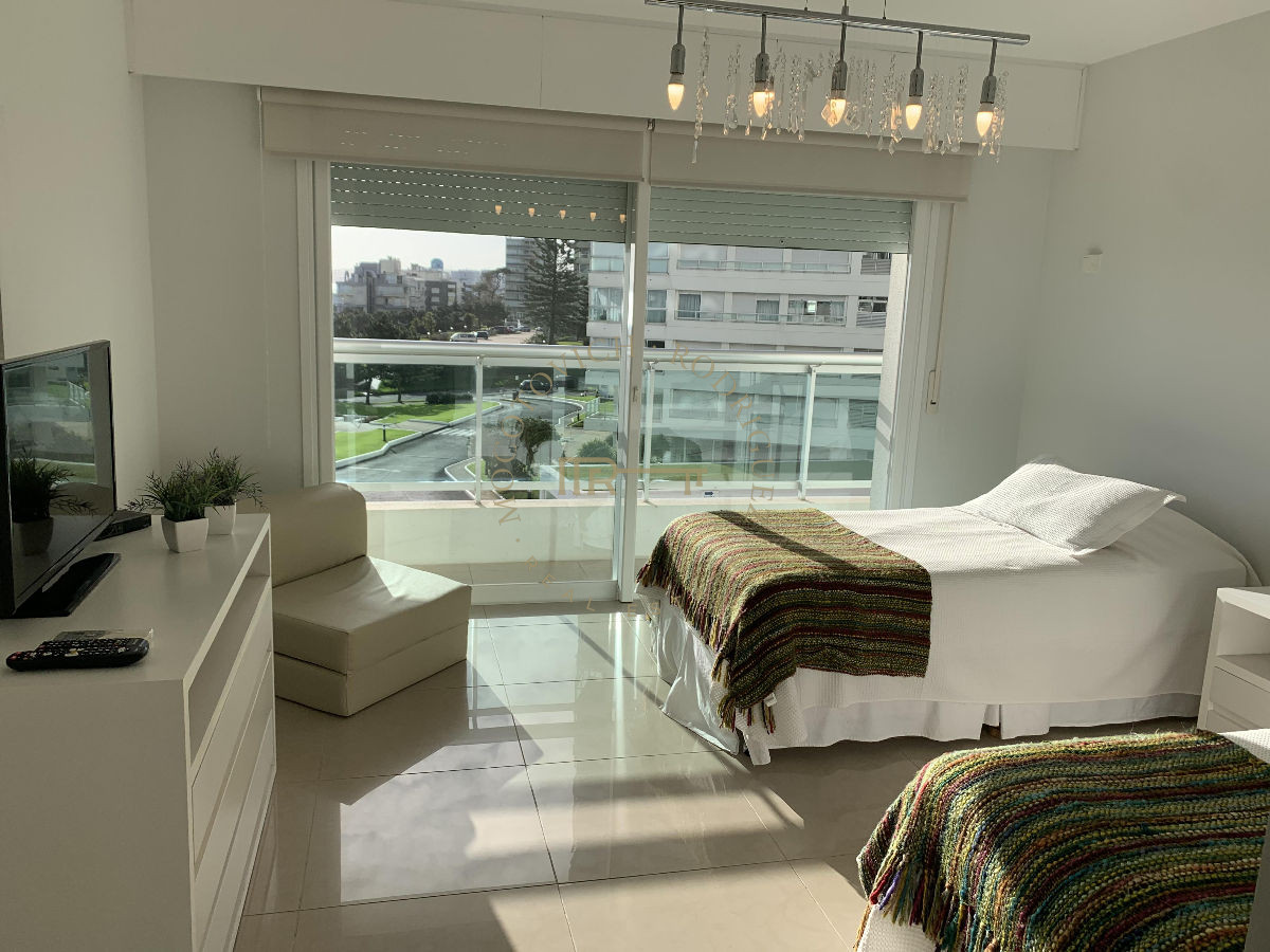 Apartamento ID.17 - Aquarela, 3 dormitorios en suite y dep. de servicio. Alquiler temporal.