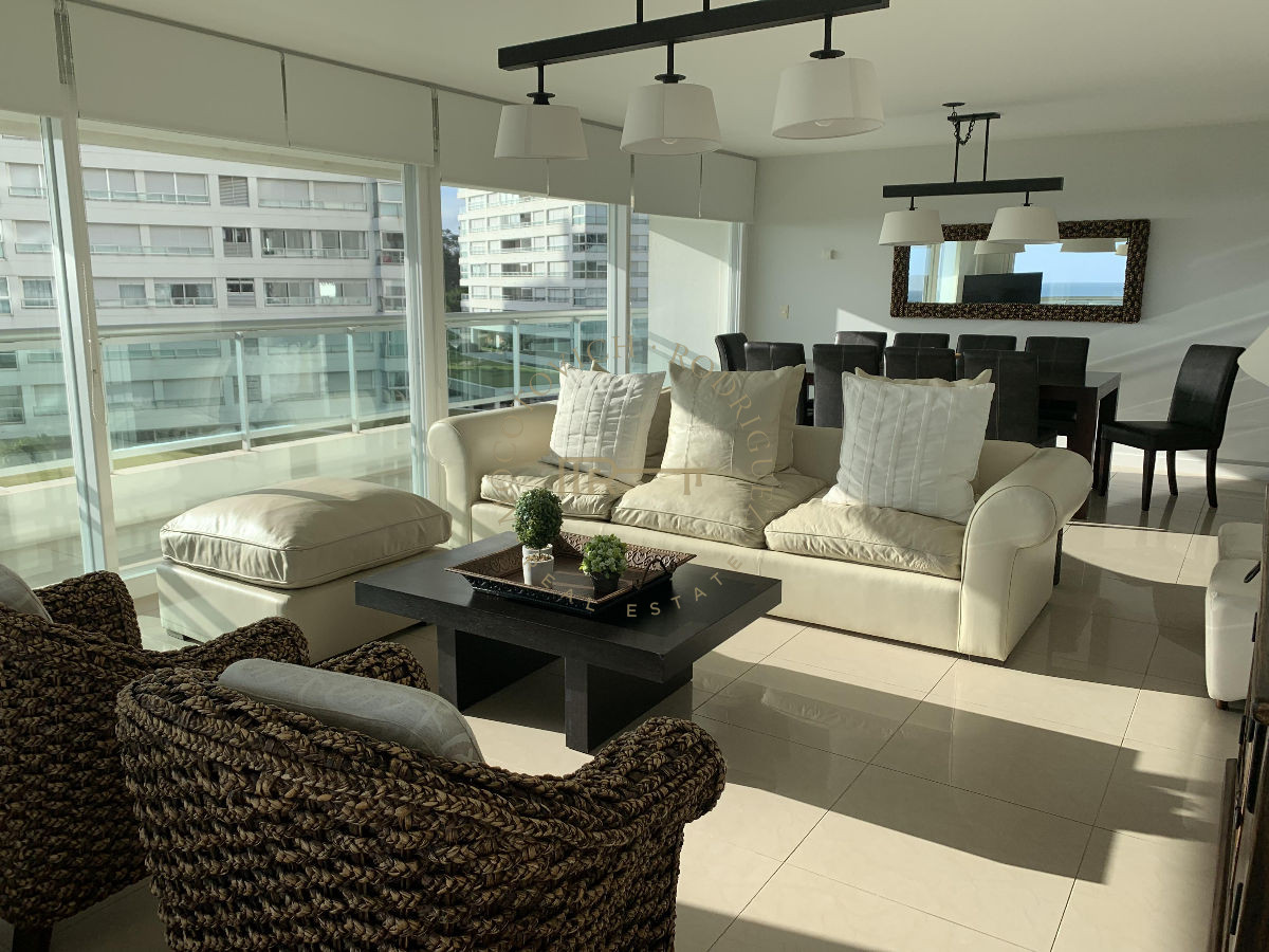 Apartamento ID.17 - Aquarela, 3 dormitorios en suite y dep. de servicio. Alquiler temporal.