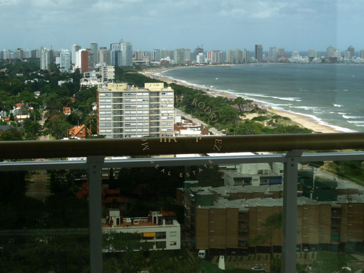 Apartamento ID.1077 - Esquinero en Le Jardin  al Puerto 3 dormitorios y dep. Vista al mar. 