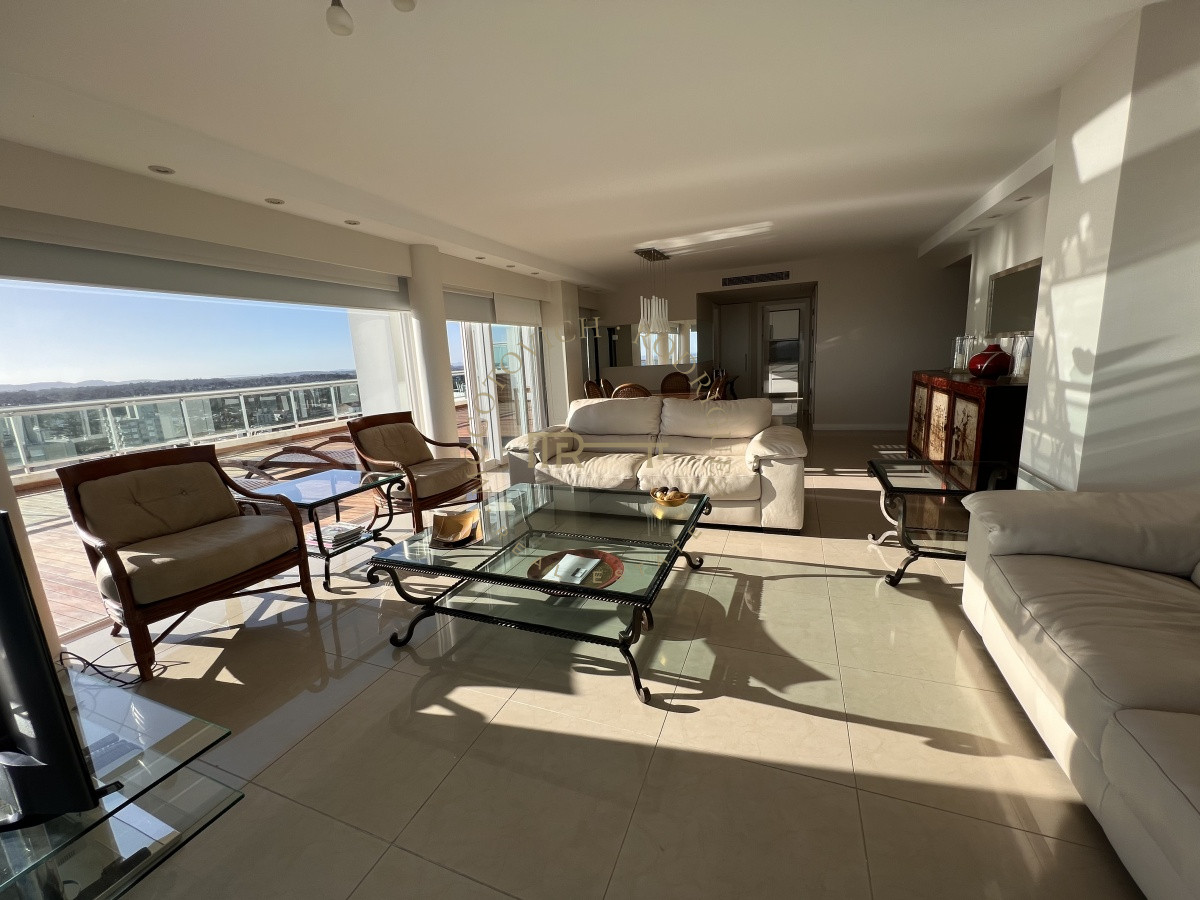 Apartamento ID.28 - Aquarela apartamento 2 dormitorios y dependencia. Alquiler Temporal. Piscina vista -Punta del Este
