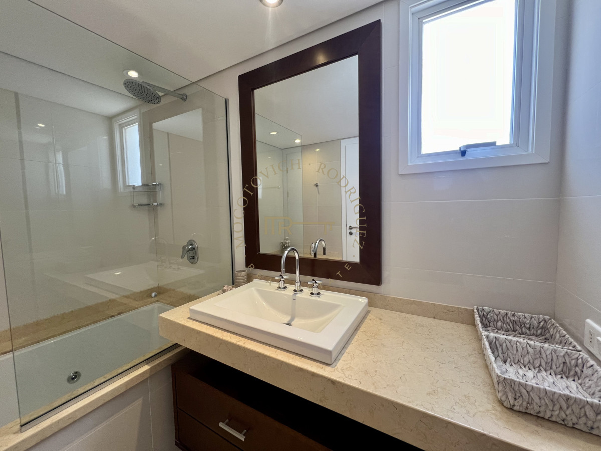 Apartamento ID.17 - Aquarela, 3 dormitorios en suite y dep. de servicio. Alquiler temporal.