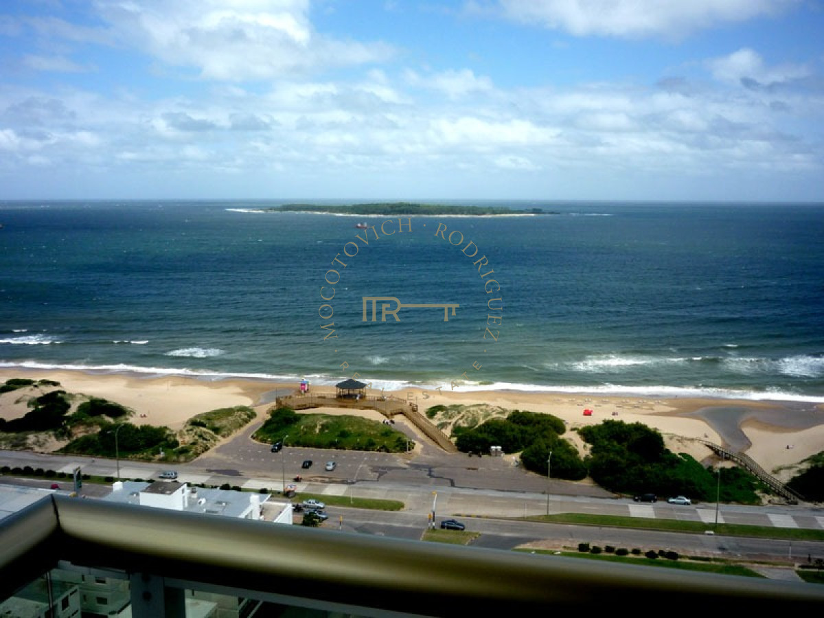 Apartamento ID.1077 - Esquinero en Le Jardin  al Puerto 3 dormitorios y dep. Vista al mar. 
