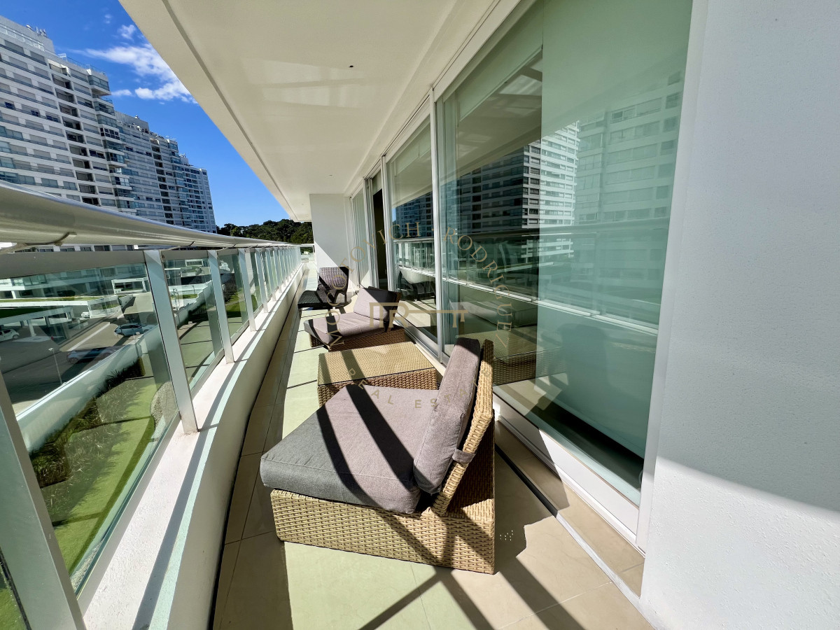 Apartamento ID.17 - Aquarela, 3 dormitorios en suite y dep. de servicio. Alquiler temporal.