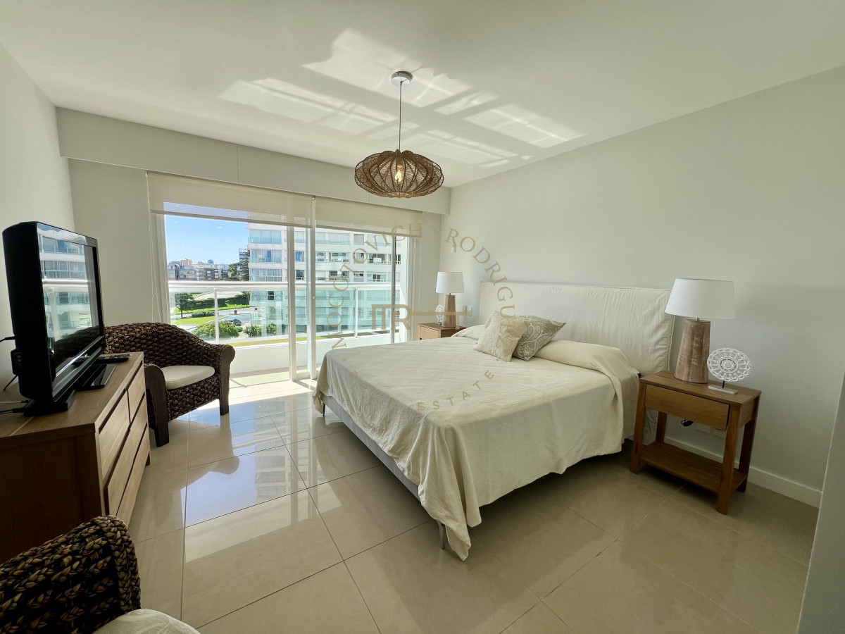 Apartamento ID.17 - Aquarela, 3 dormitorios en suite y dep. de servicio. Alquiler temporal.
