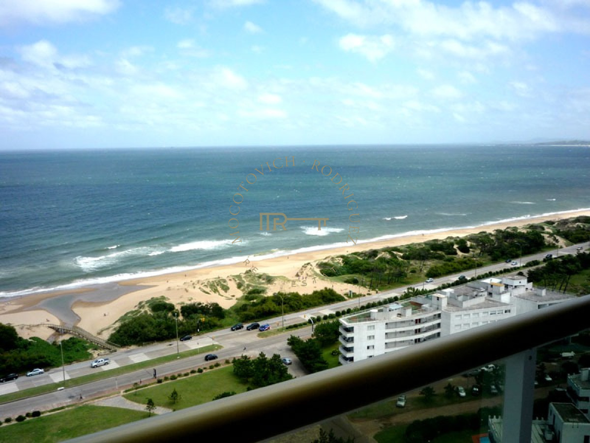 Apartamento ID.1077 - Esquinero en Le Jardin  al Puerto 3 dormitorios y dep. Vista al mar. 