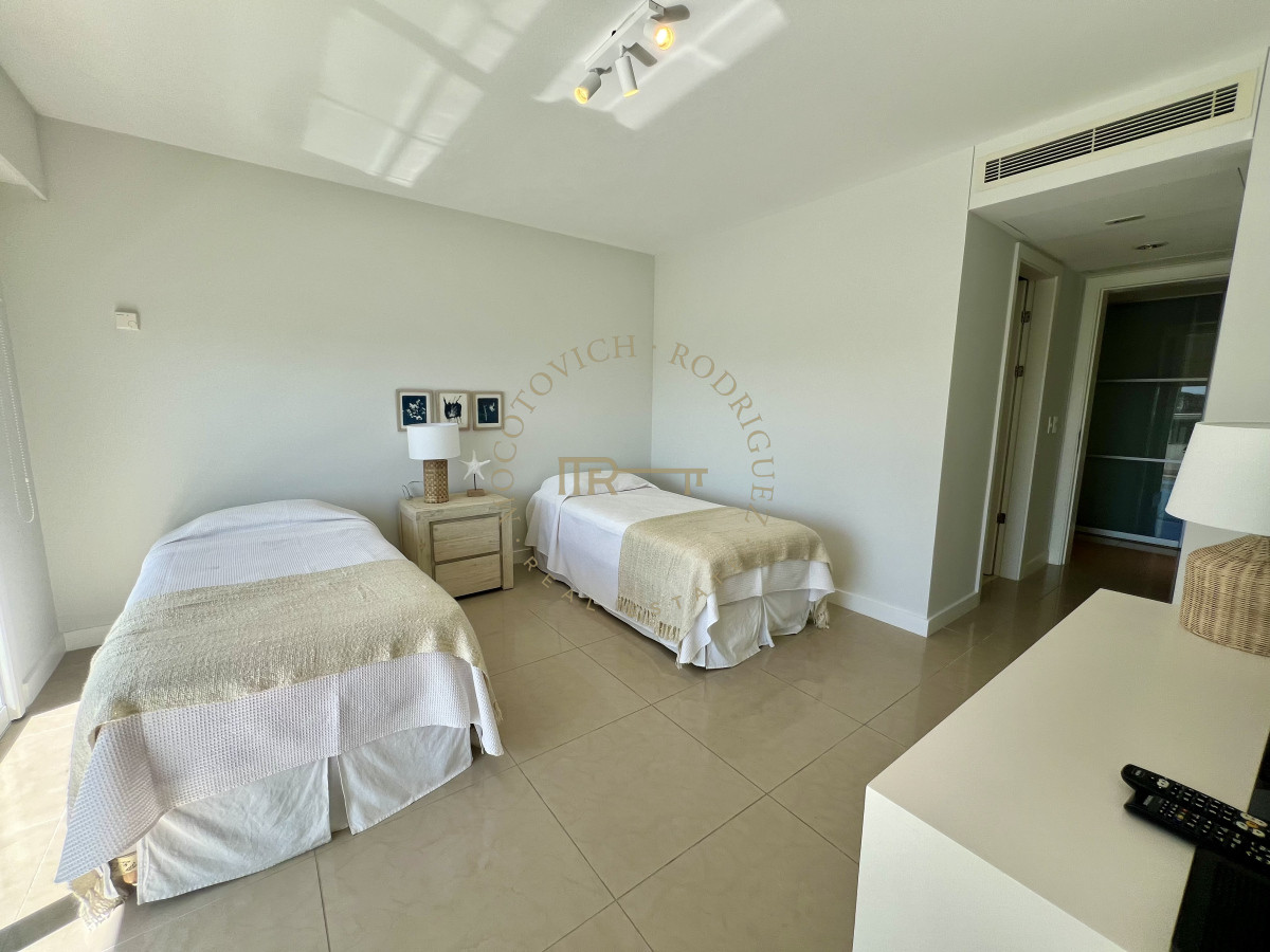 Apartamento ID.17 - Aquarela, 3 dormitorios en suite y dep. de servicio. Alquiler temporal.