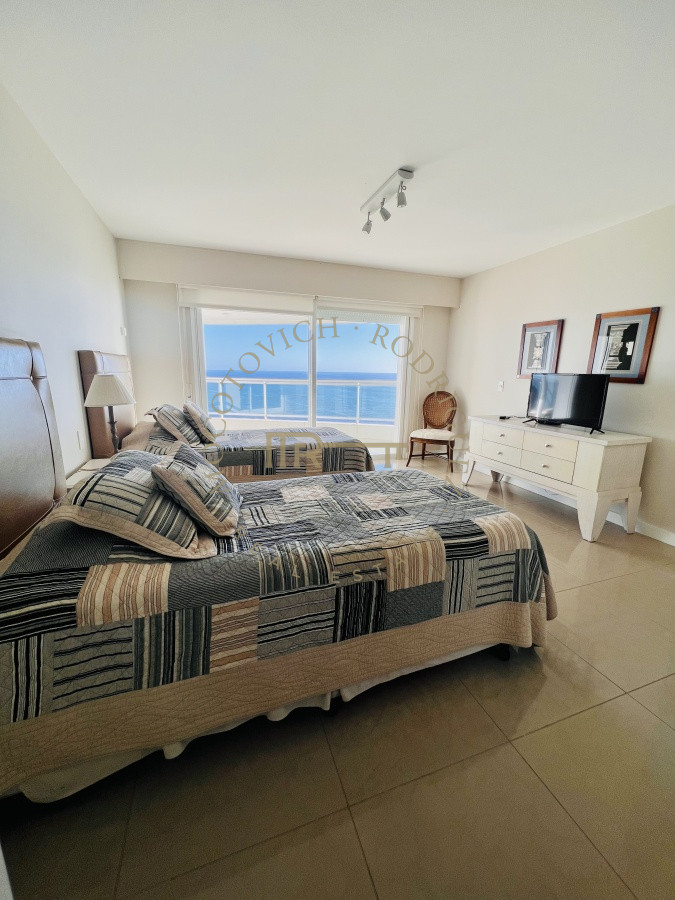 Apartamento ID.28 - Aquarela apartamento 2 dormitorios y dependencia. Alquiler Temporal. Piscina vista -Punta del Este