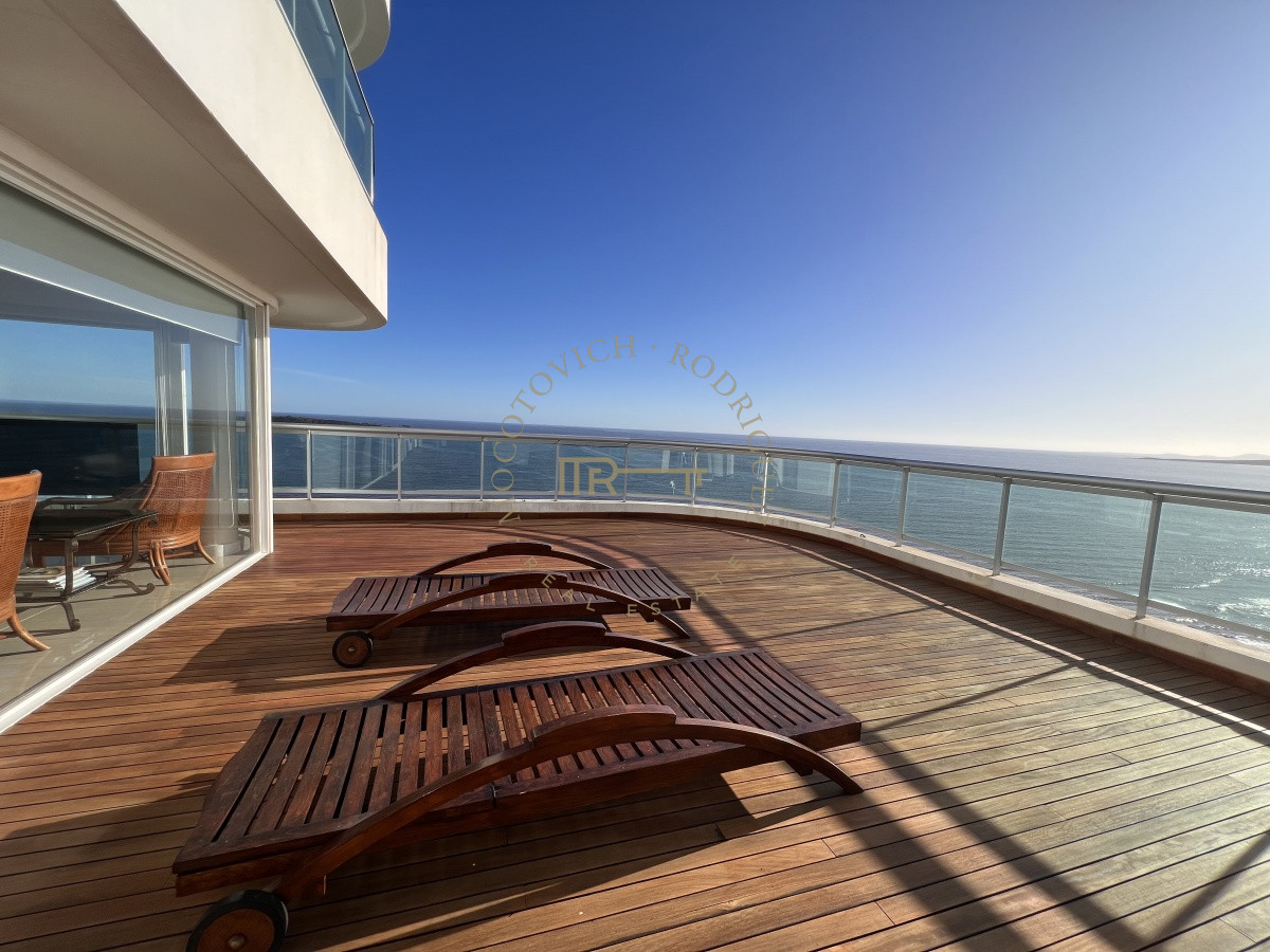 Apartamento ID.28 - Aquarela apartamento 2 dormitorios y dependencia. Alquiler Temporal. Piscina vista -Punta del Este