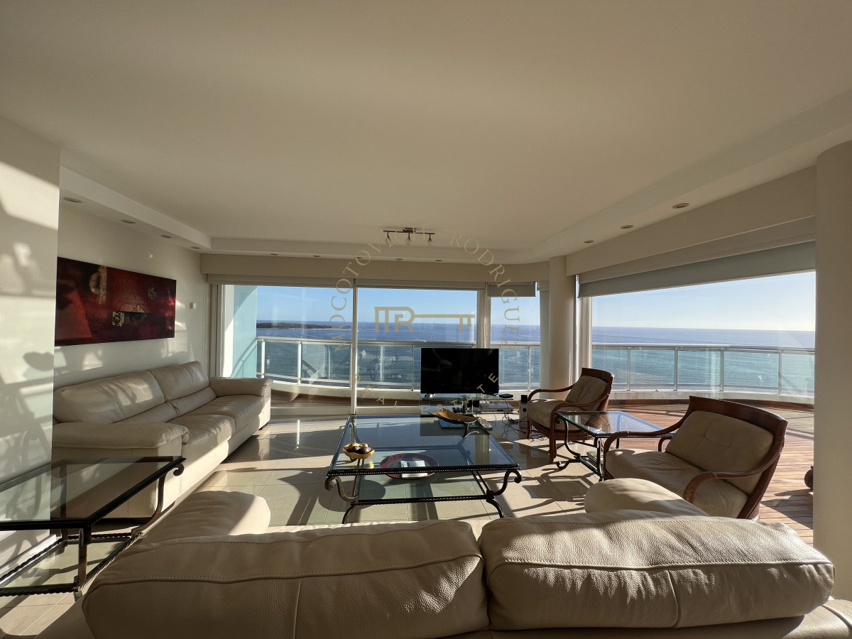 Apartamento ID.28 - Aquarela apartamento 2 dormitorios y dependencia. Alquiler Temporal. Piscina vista -Punta del Este