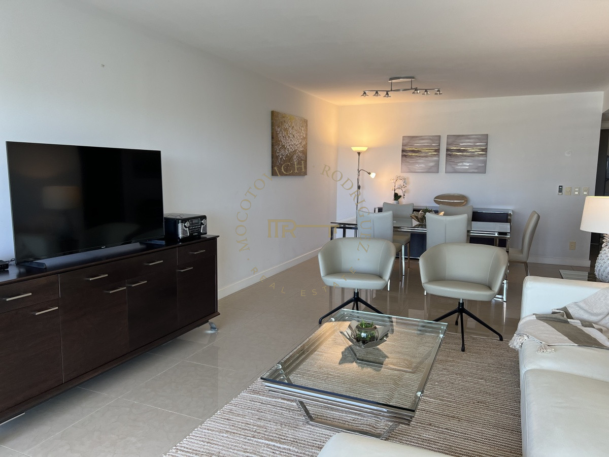 Apartamento ID.29 - Aquarela. Alquiler anual 2 dormitorios en suite más dependencia de servicio. Playa Mansa