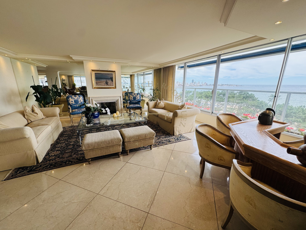 Apartamento ID.4059 - Alquiler tres dormitorios y dep de servicio. Frente al mar con vista.