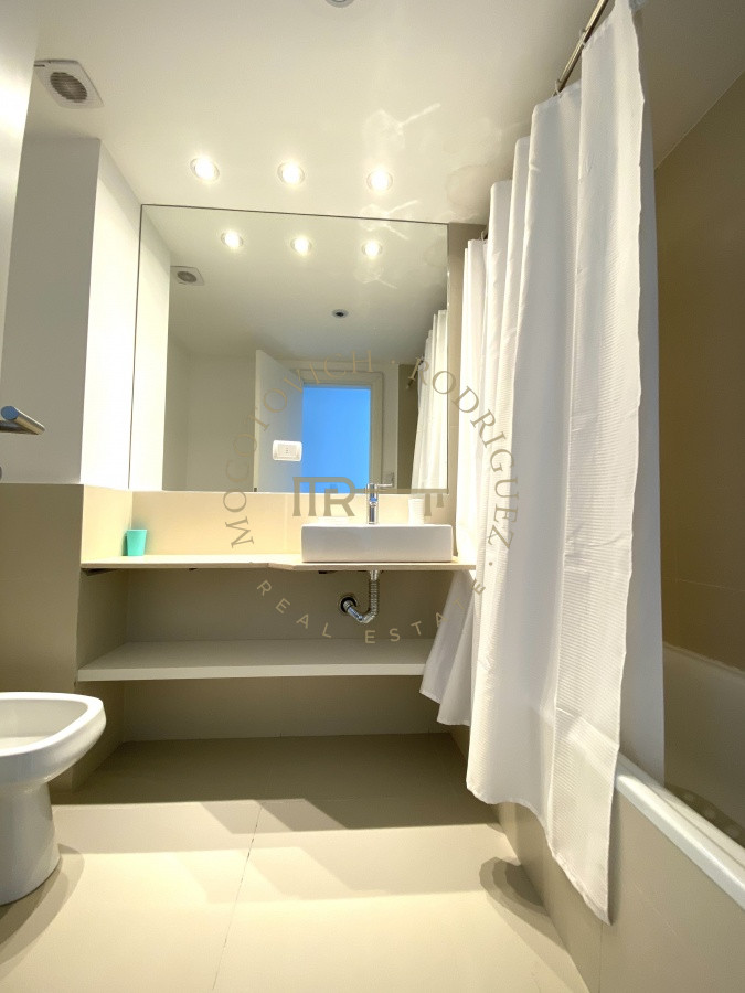 Apartamento ID.874 - Playa Mansa apartamento en venta 3 dormitorios y servicio.