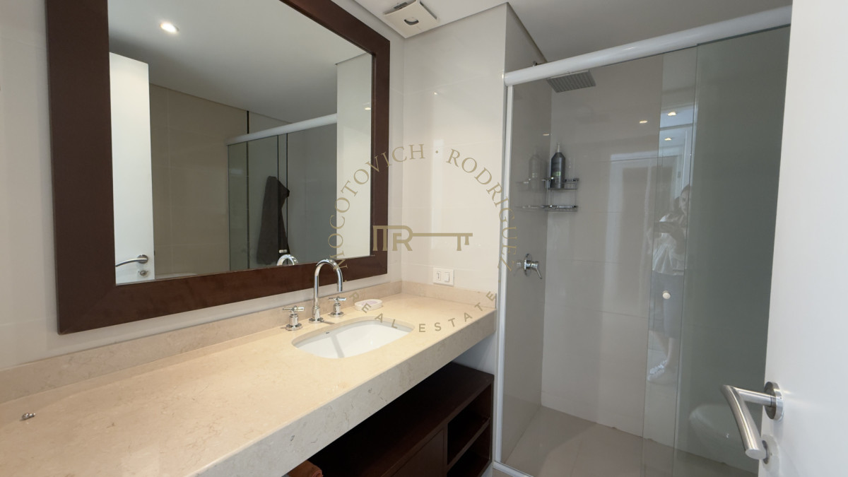 Apartamento ID.2403 - Aquarela 3 dormitorios y dep. de servicio en alquiler temporal 2026 Punta del Este.-