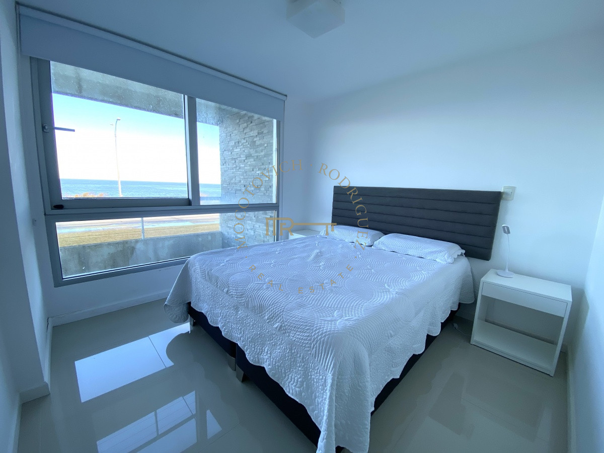 Apartamento ID.874 - Playa Mansa apartamento en venta 3 dormitorios y servicio.