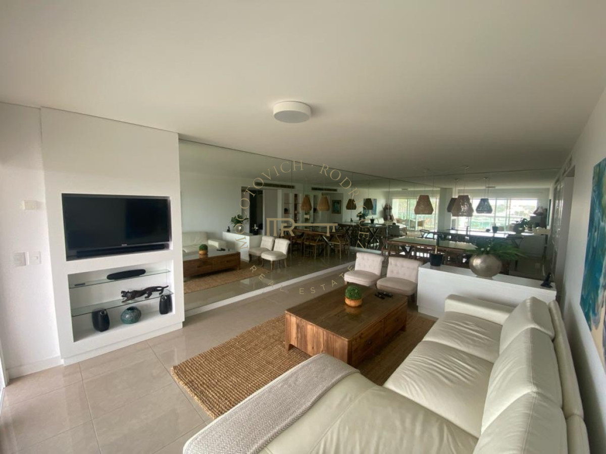 Apartamento ID.33 - Aquarela. Alquiler temporal. 2 dormitorios y dependencia de servicio.  Punta del Este.