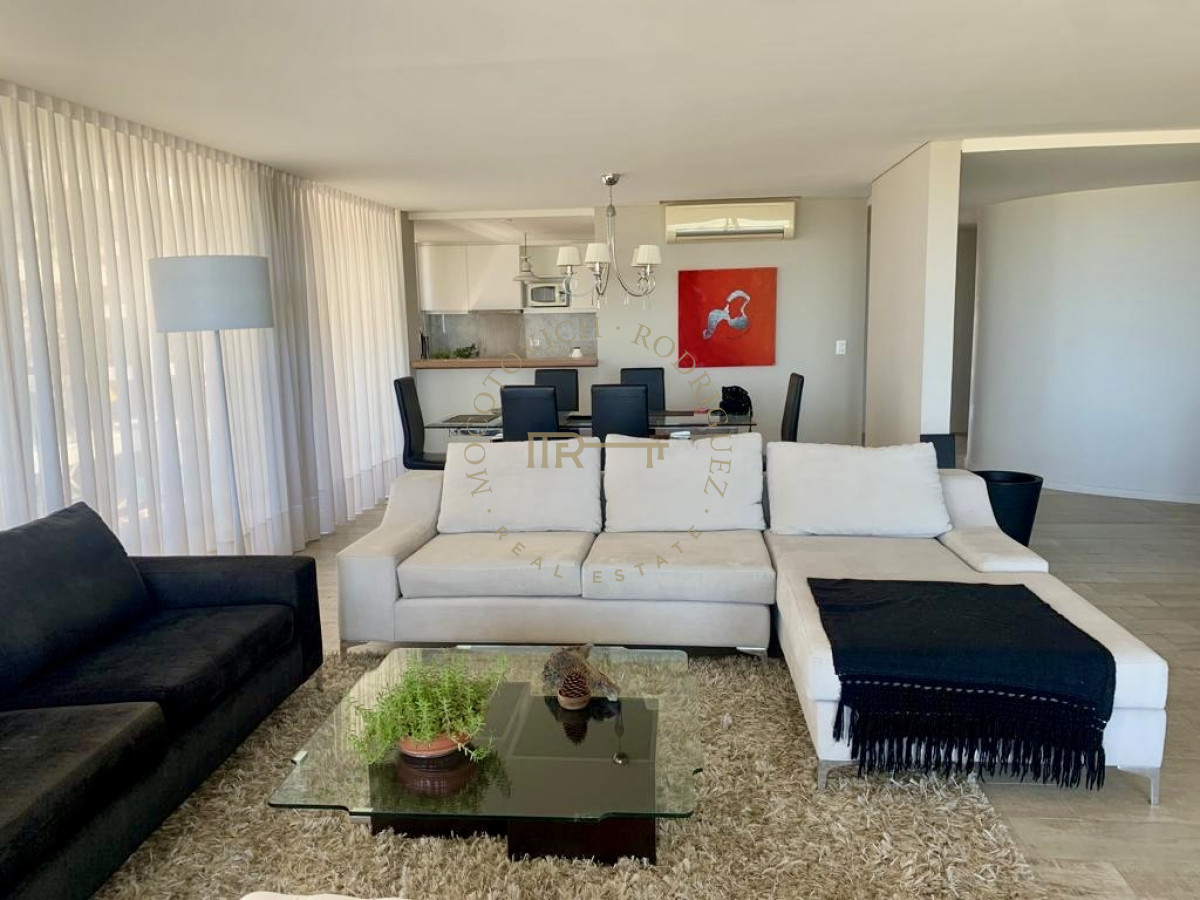 Apartamento ID.3657 - Apartamento en venta de tres dormitorios frente al mar. Playa Mansa