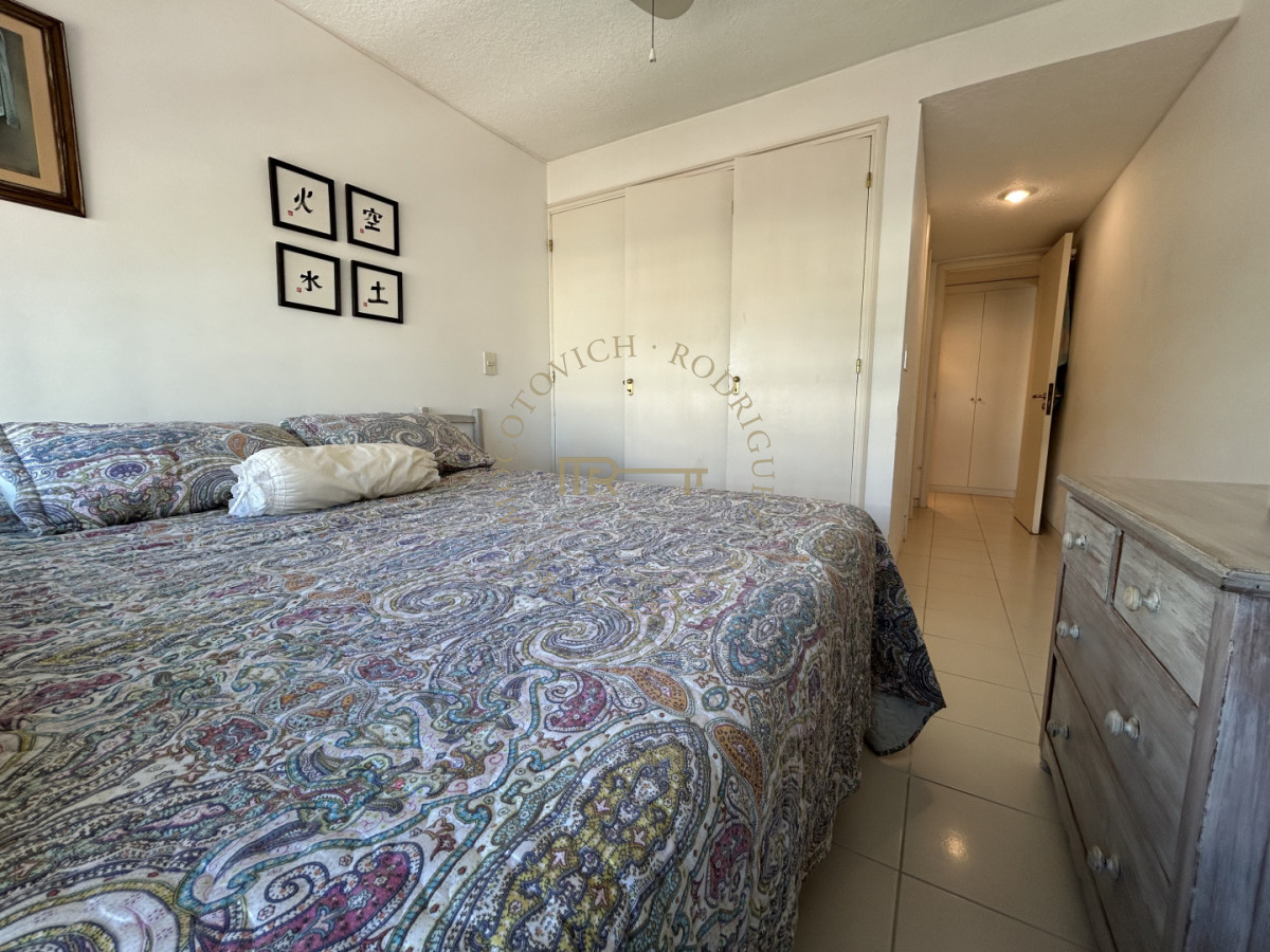 Apartamento ID.4234 - Apartamento en venta de 3 dormitorios mas dep. frente al puerto de Punta del Este.