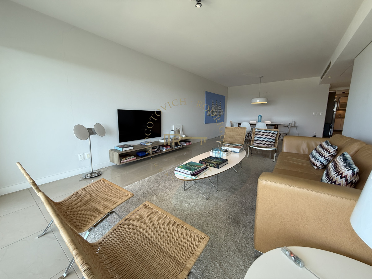 Apartamento ID.4118 - Alquiler enero 2026. Torre Aquarela dos dormitorios dos baños y dependencia de servicio.