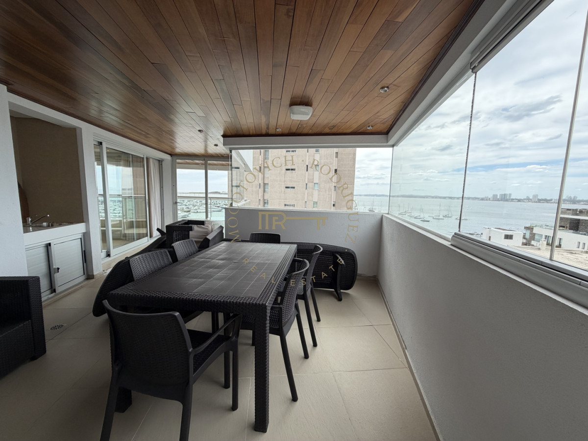 Apartamento ID.4243 - Apartamento de 4 dormitorios más dep. de servicio con vista al puerto de Punta del Este 
