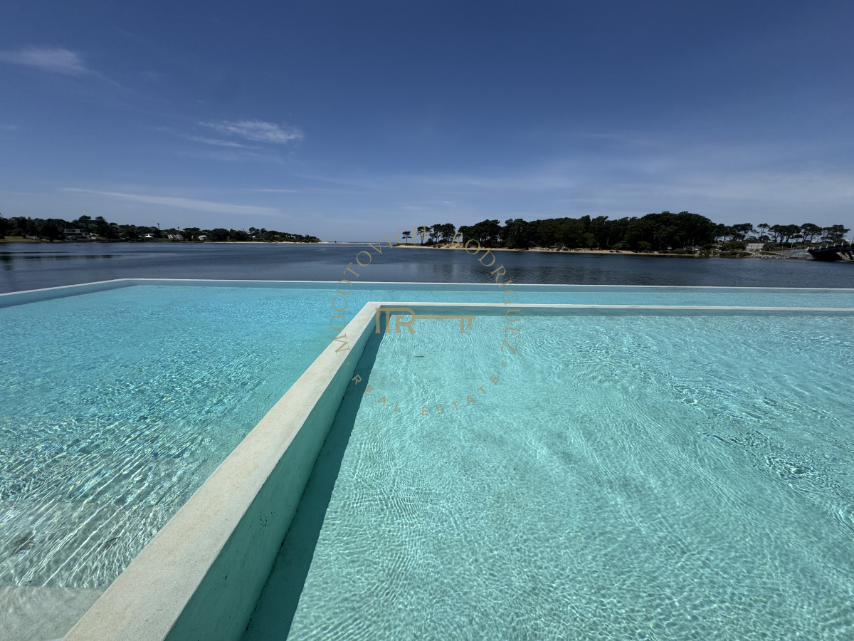 Apartamento ID.4088 - Delamar Pent House en venta con piscina y parrilla propia. La Barra. 