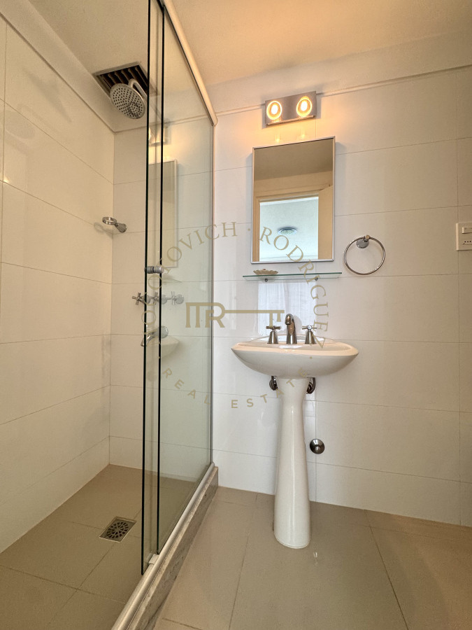 Apartamento ID.3229 - Apartamento de 4 dormitorios en alquiler con piscina, servicio de playa y mucama a diario. Punta del Este. 