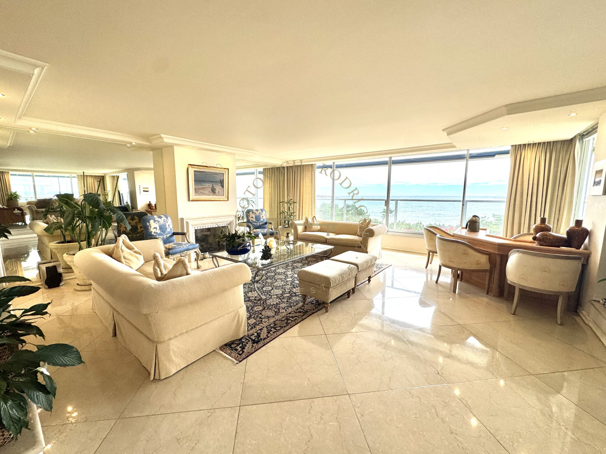 Apartamento ID.4059 - Alquiler tres dormitorios y dep de servicio. Frente al mar con vista.