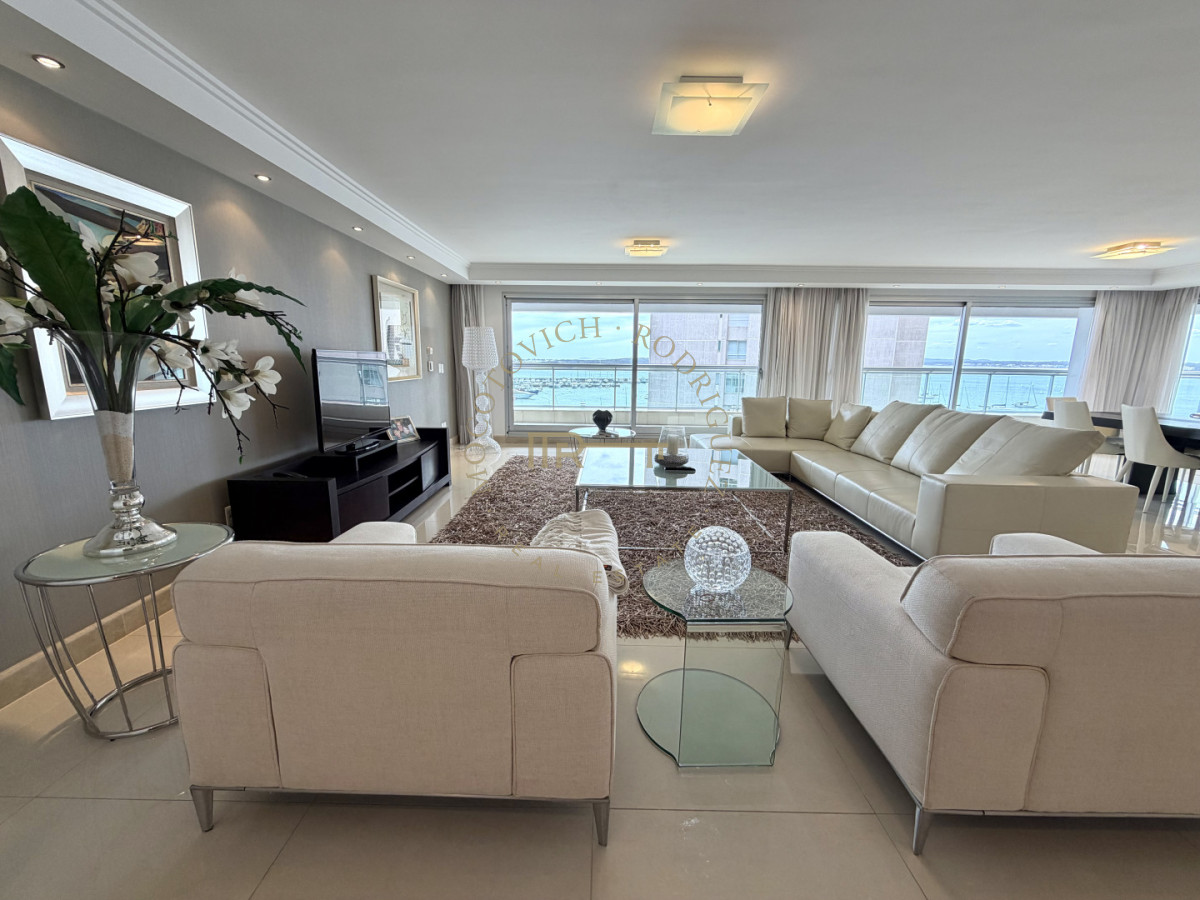 Apartamento ID.4243 - Apartamento de 4 dormitorios más dep. de servicio con vista al puerto de Punta del Este 