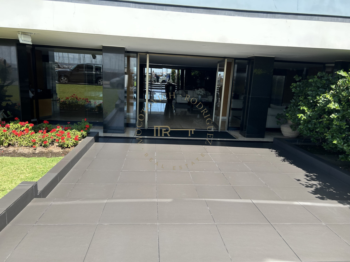 Apartamento ID.4234 - Apartamento en venta de 3 dormitorios mas dep. frente al puerto de Punta del Este.