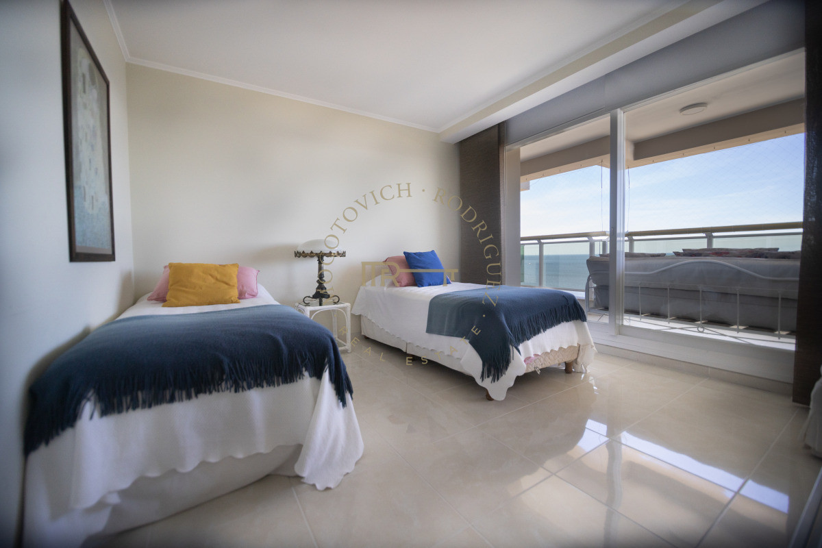 Apartamento ID.3937 - Le Jardin apartamento en venta de 4 suites más servicio. Piso alto vista . Punta del Este