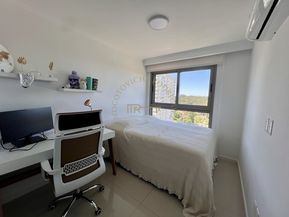 Apartamento ID.2424 - Apartamento de 2 dormitorios con servicio de playa. Place Lafayette Playa mansa Punta del Este. Temporada 2026