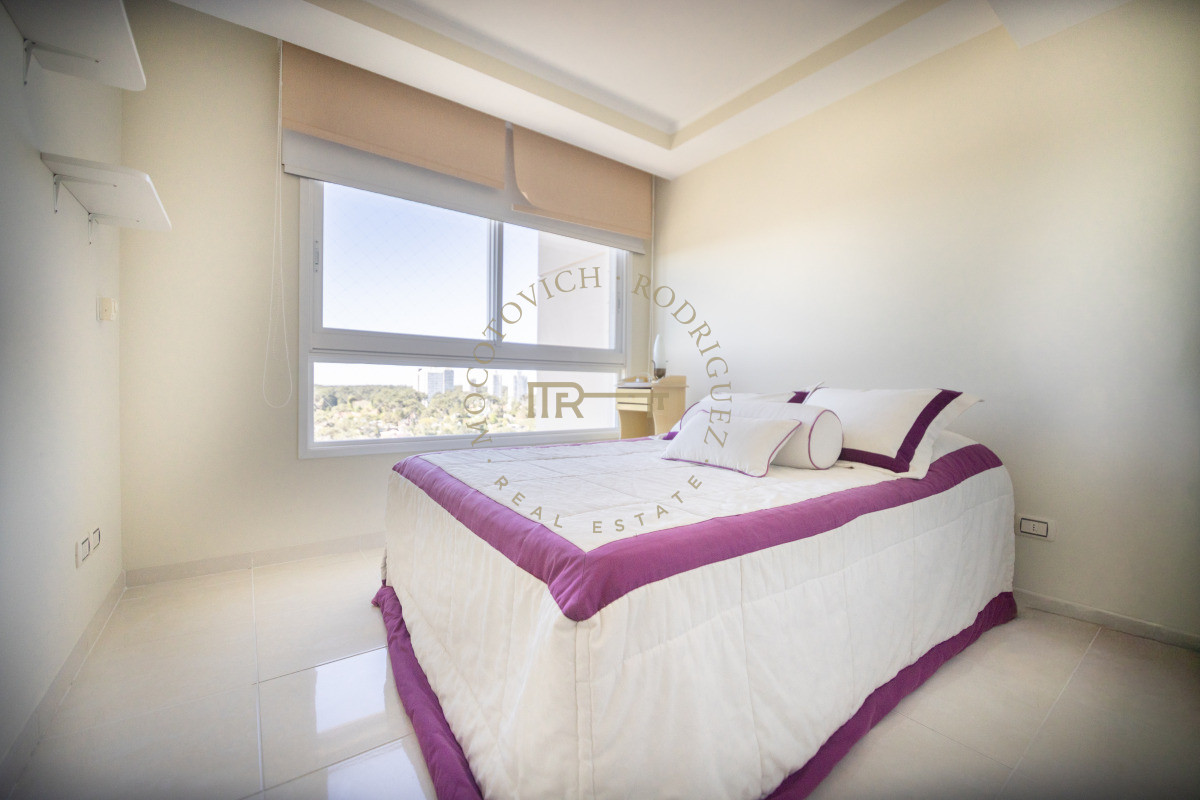 Apartamento ID.3937 - Le Jardin apartamento en venta de 4 suites más servicio. Piso alto vista . Punta del Este