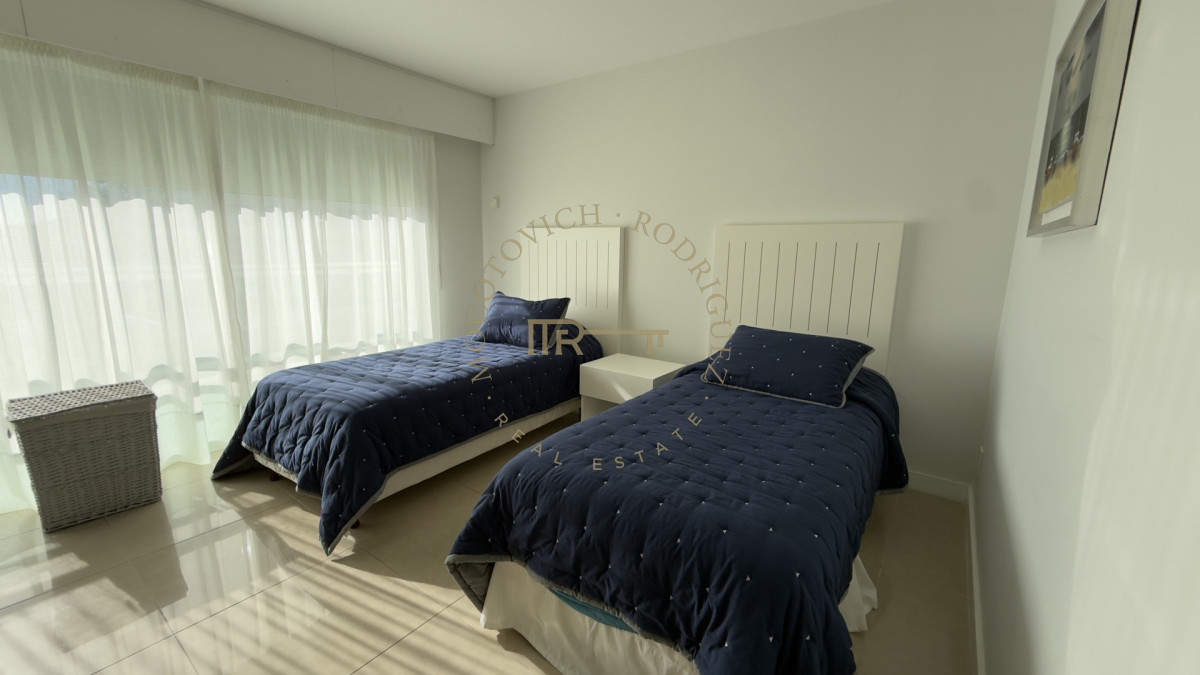 Apartamento ID.2403 - Aquarela 3 dormitorios y dep. de servicio en alquiler temporal 2026 Punta del Este.-