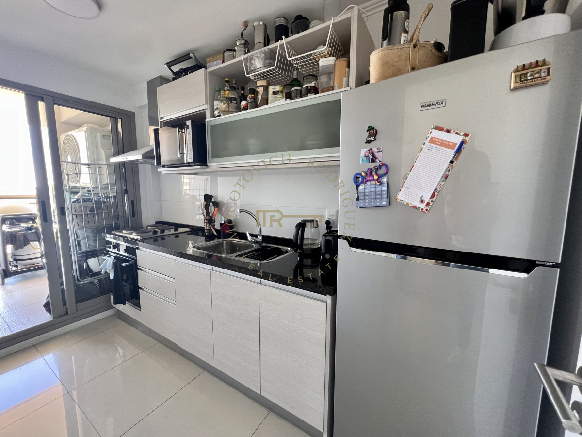 Apartamento ID.2424 - Apartamento de 2 dormitorios con servicio de playa. Place Lafayette Playa mansa Punta del Este. Temporada 2026