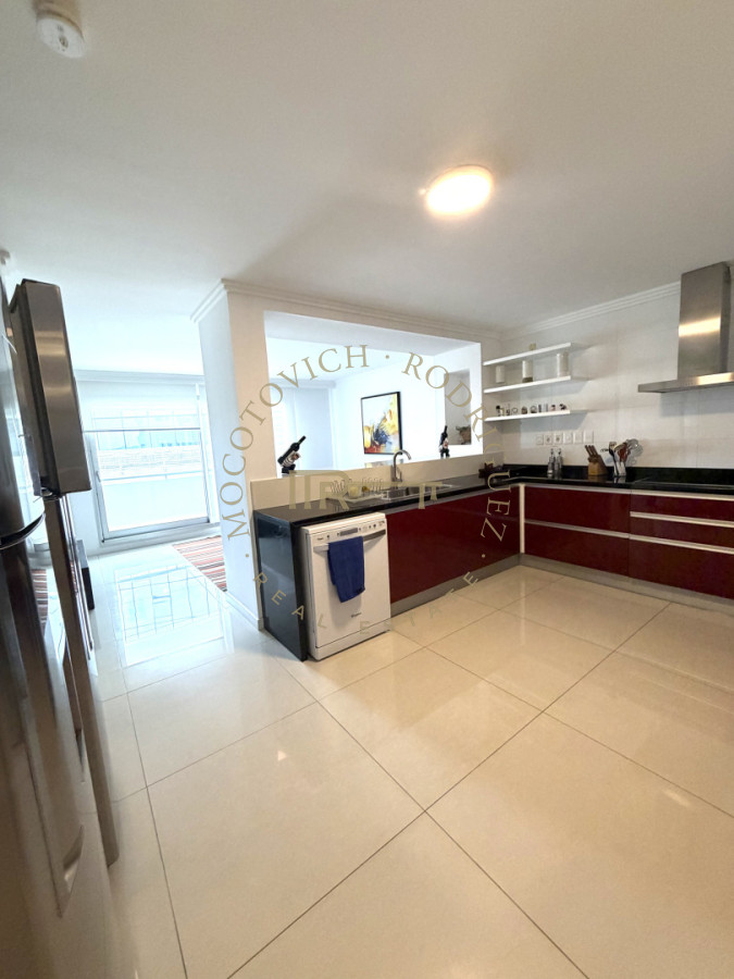 Apartamento ID.4243 - Apartamento de 4 dormitorios más dep. de servicio con vista al puerto de Punta del Este 
