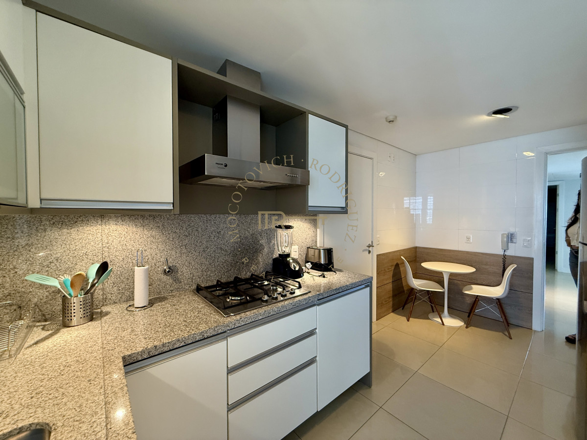 Apartamento ID.4118 - Alquiler enero 2026. Torre Aquarela dos dormitorios dos baños y dependencia de servicio.