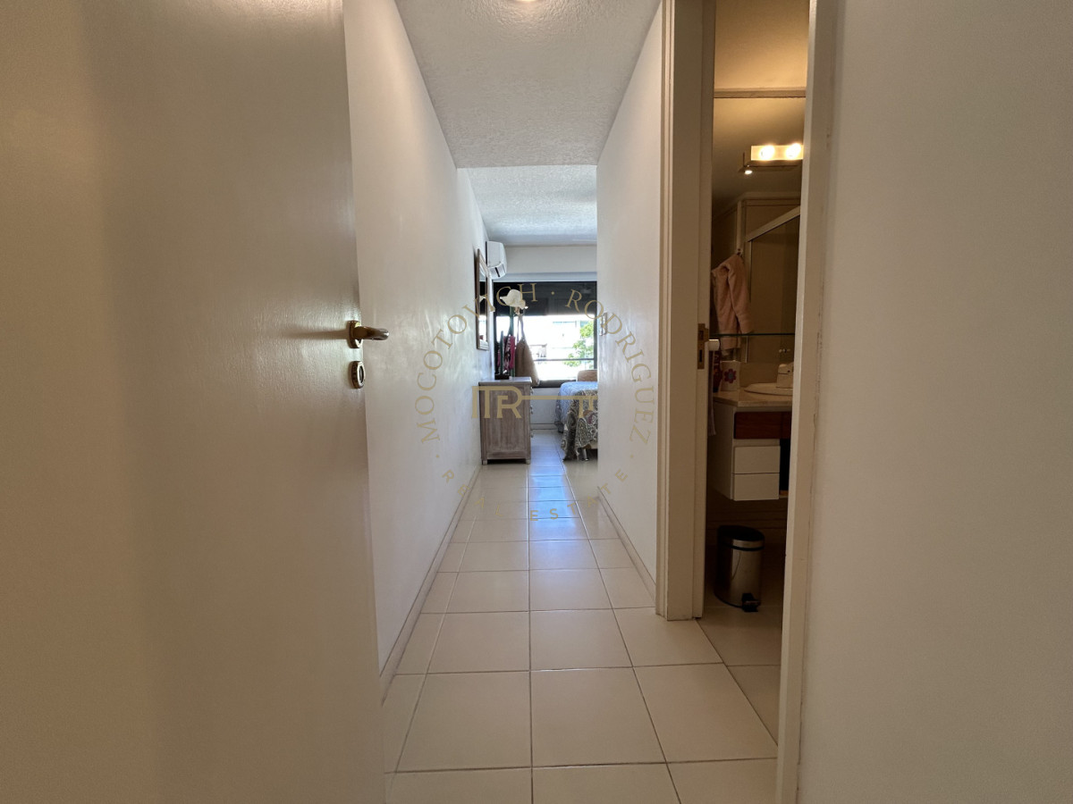 Apartamento ID.4234 - Apartamento en venta de 3 dormitorios mas dep. frente al puerto de Punta del Este.