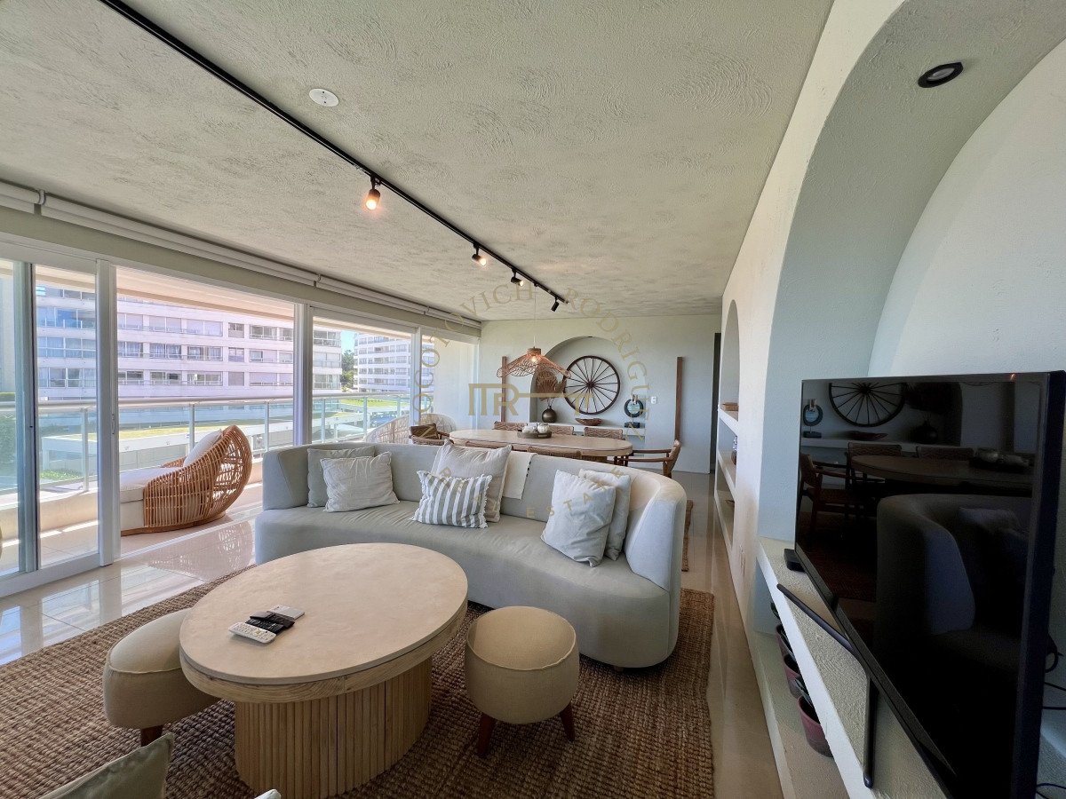 Apartamento ID.2403 - Aquarela 3 dormitorios y dep. de servicio en alquiler temporal 2026 Punta del Este.-