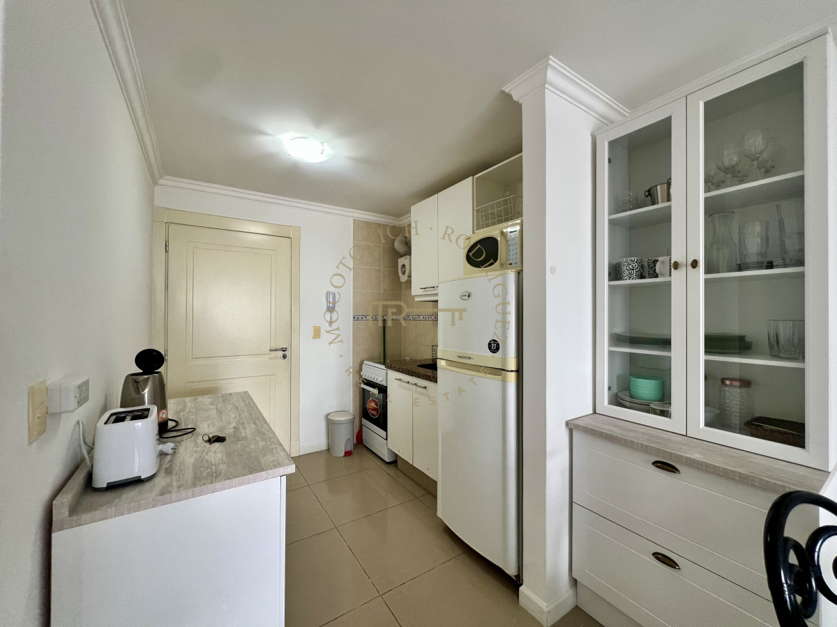 Apartamento ID.3233 - Apartamento en venta de un dormitorios con terraza y parrilla de uso exclusivo. Península Punta del este.  