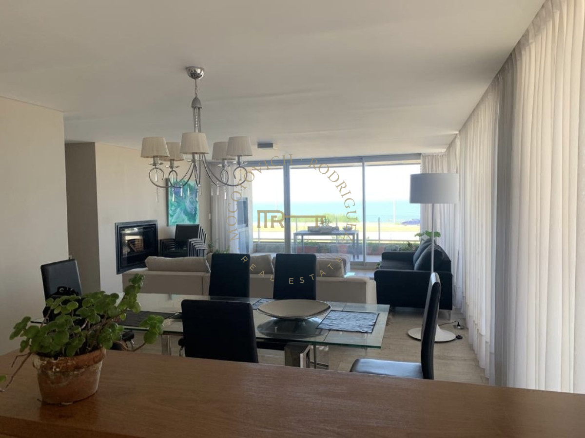 Apartamento ID.3657 - Apartamento en venta de tres dormitorios frente al mar. Playa Mansa