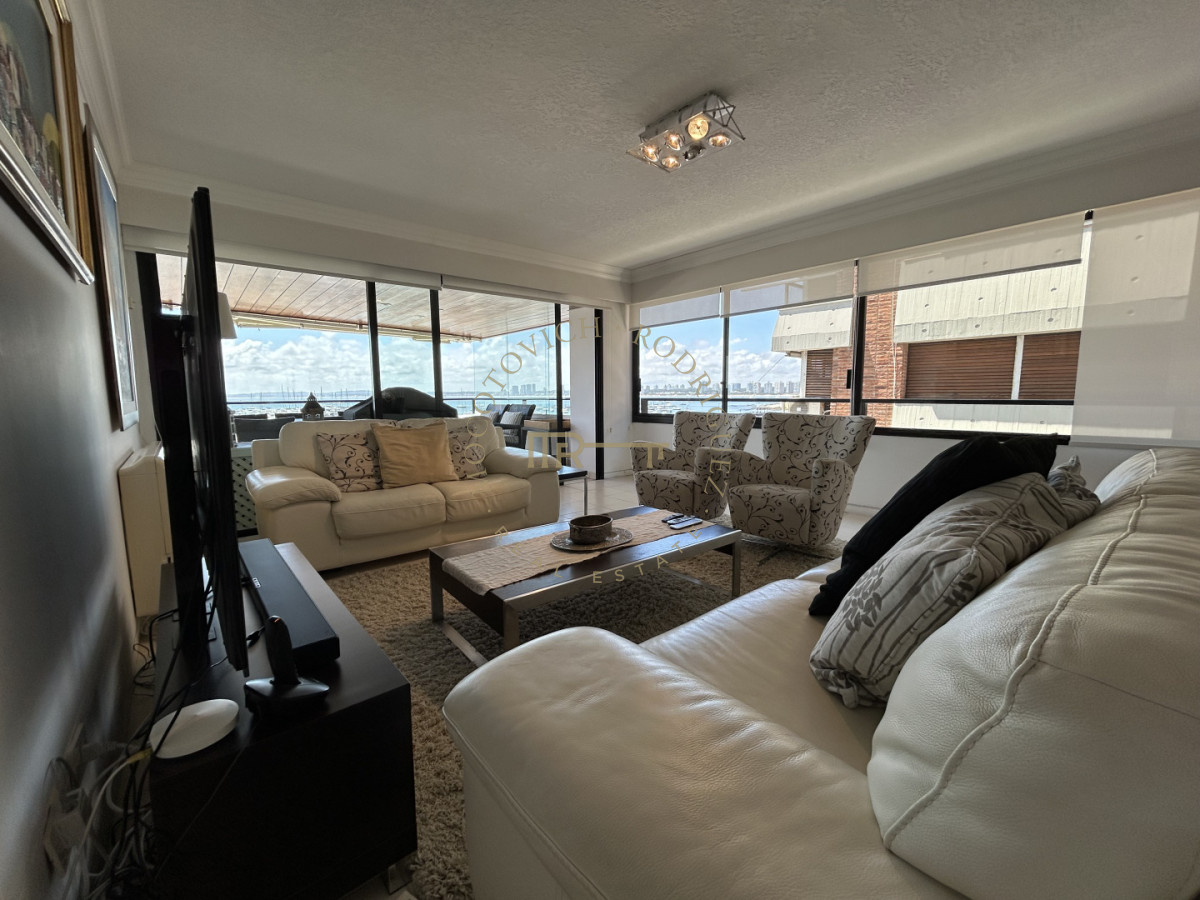 Apartamento ID.4234 - Apartamento en venta de 3 dormitorios mas dep. frente al puerto de Punta del Este.