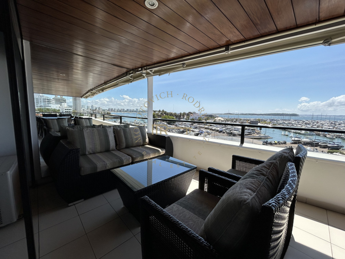 Apartamento ID.4234 - Apartamento en venta de 3 dormitorios mas dep. frente al puerto de Punta del Este.