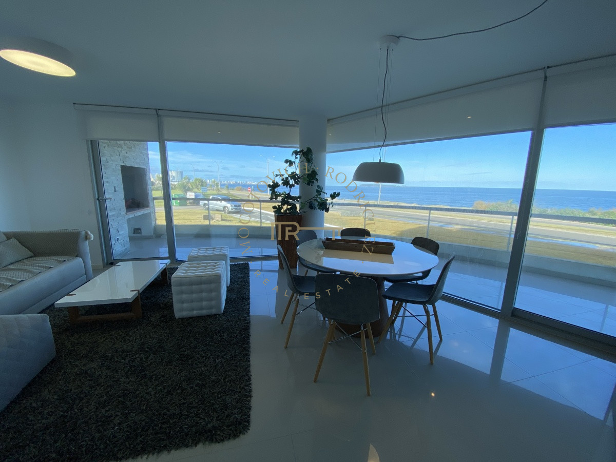 Apartamento ID.874 - Playa Mansa apartamento en venta 3 dormitorios y servicio.