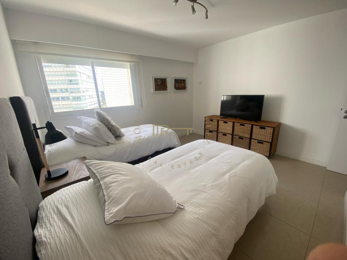 Apartamento ID.33 - Aquarela. Alquiler temporal. 2 dormitorios y dependencia de servicio.  Punta del Este.