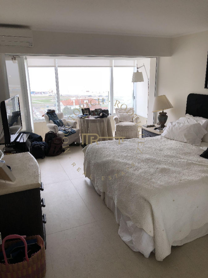 Apartamento ID.125 - Apartamento en venta 3 dormitorios y servicio, vista al mar  - Playa Mansa