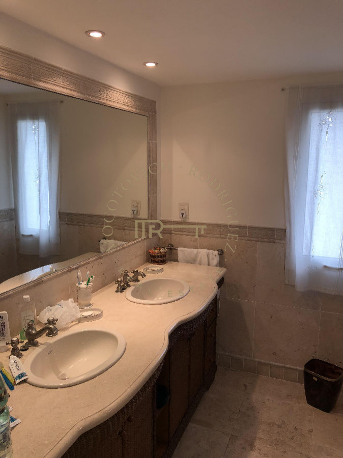 Apartamento ID.125 - Apartamento en venta 3 dormitorios y servicio, vista al mar  - Playa Mansa