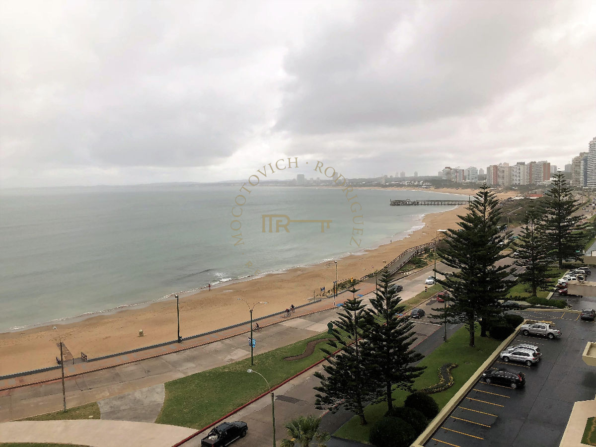 Apartamento ID.125 - Apartamento en venta 3 dormitorios y servicio, vista al mar  - Playa Mansa