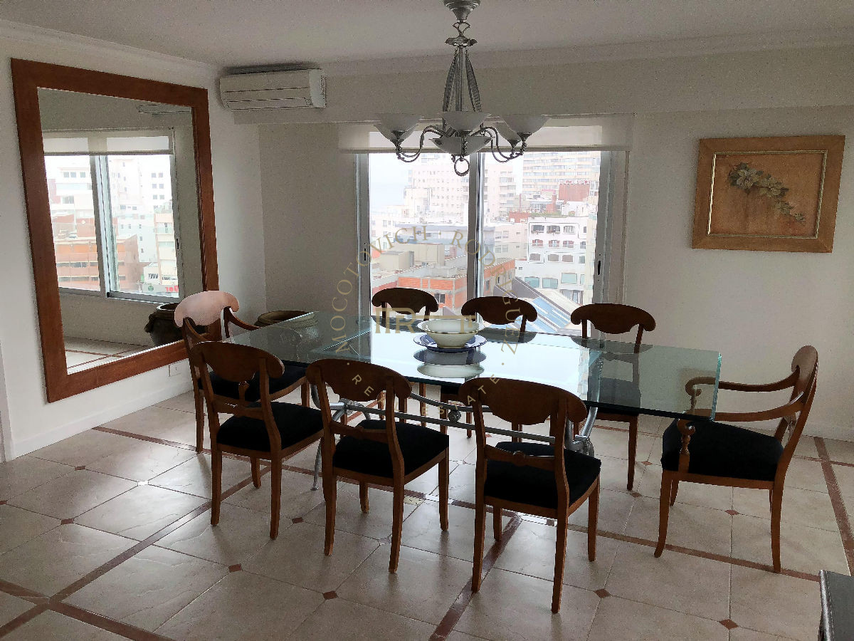 Apartamento ID.125 - Apartamento en venta 3 dormitorios y servicio, vista al mar  - Playa Mansa