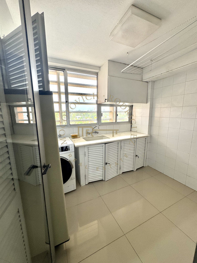Apartamento ID.4059 - Alquiler tres dormitorios y dep de servicio. Frente al mar con vista.