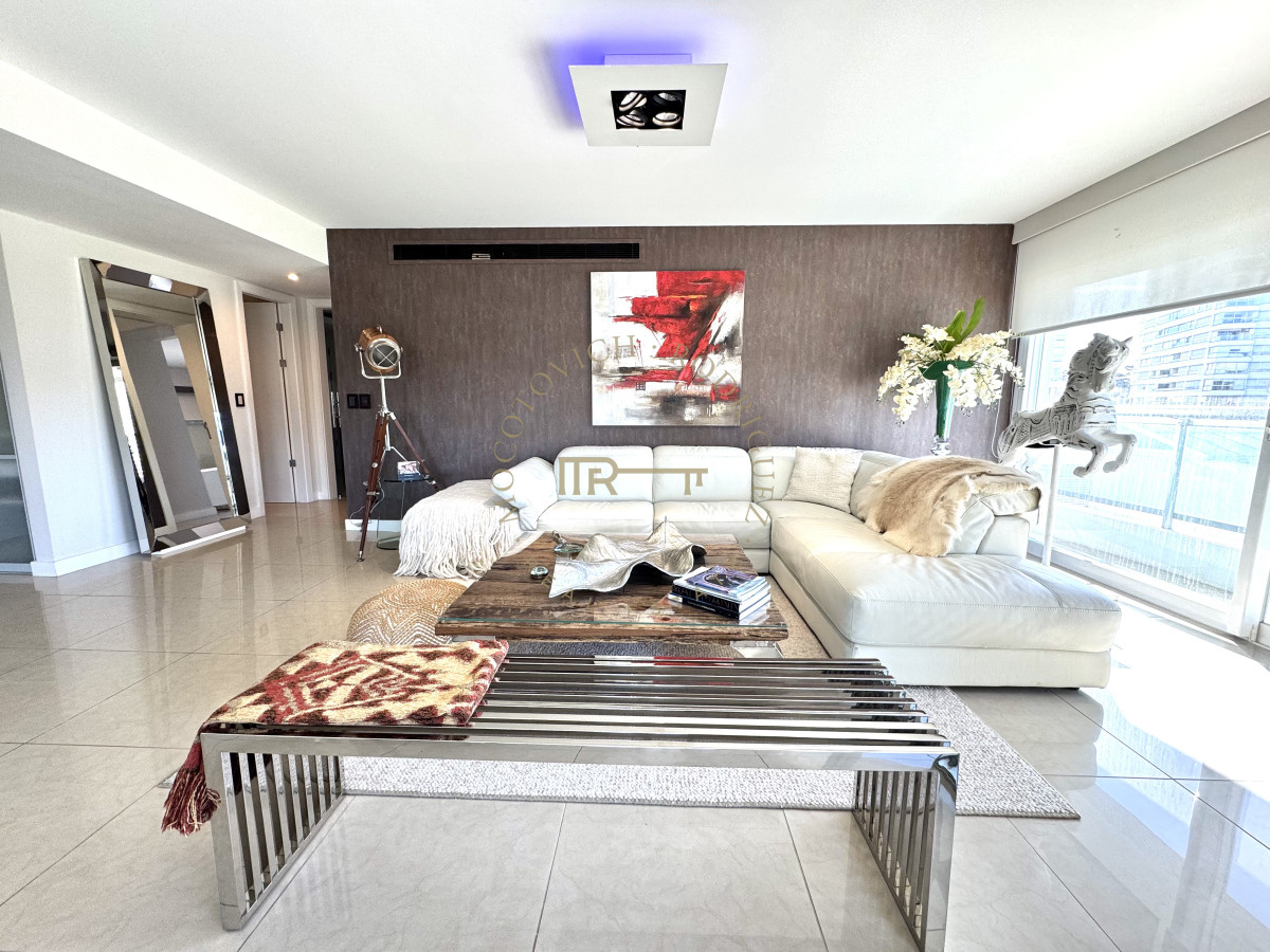 Apartamento ID.27 - Aquarela Apartamento en venta 2 dormitorios en suite y dependencia de servicio